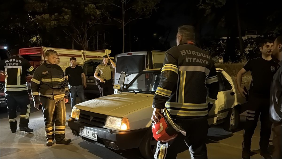 Burdur'da araçta hareketsiz bulunan genç kaldırıldığı hastanede öldü