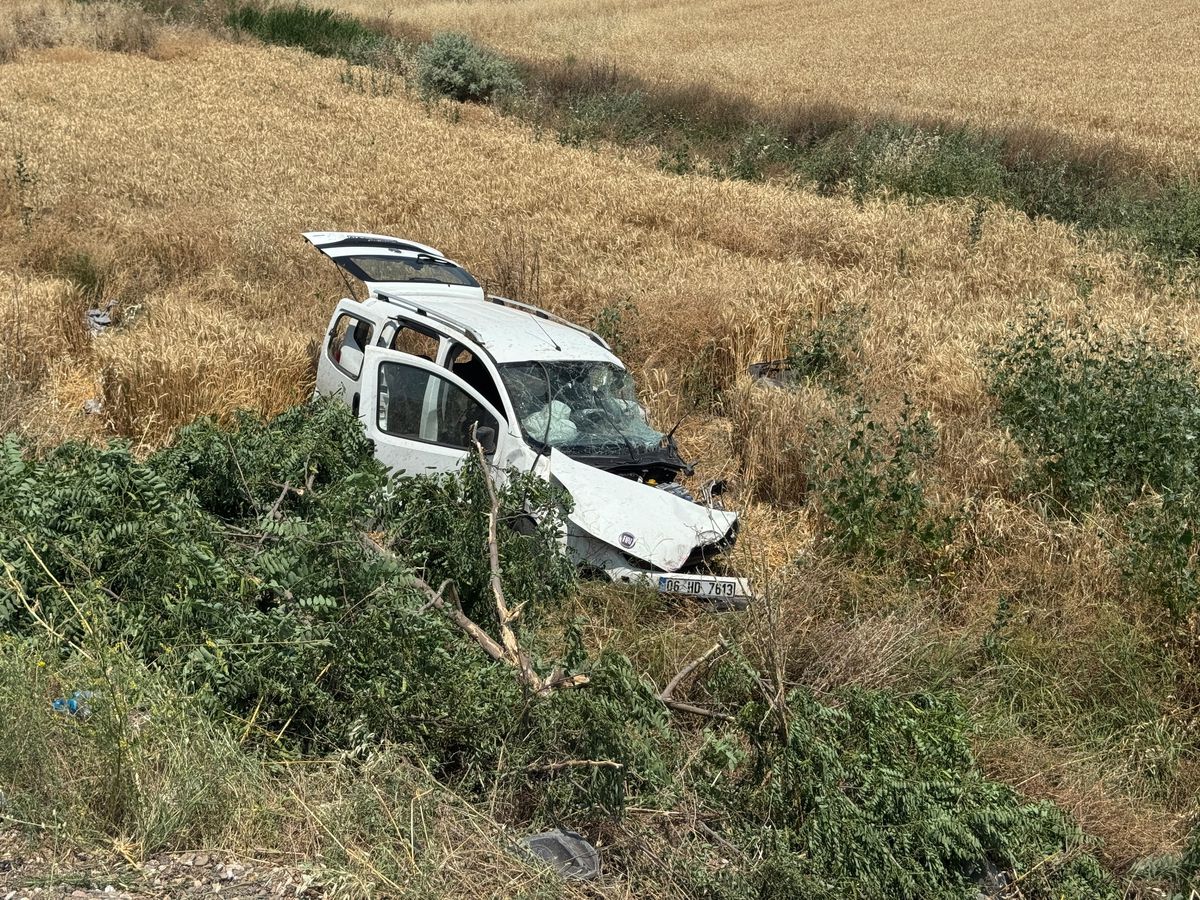 Çankırı'da hafif ticari araç ve otomobil çarpıştı: 3 ölü, 4 yaralı