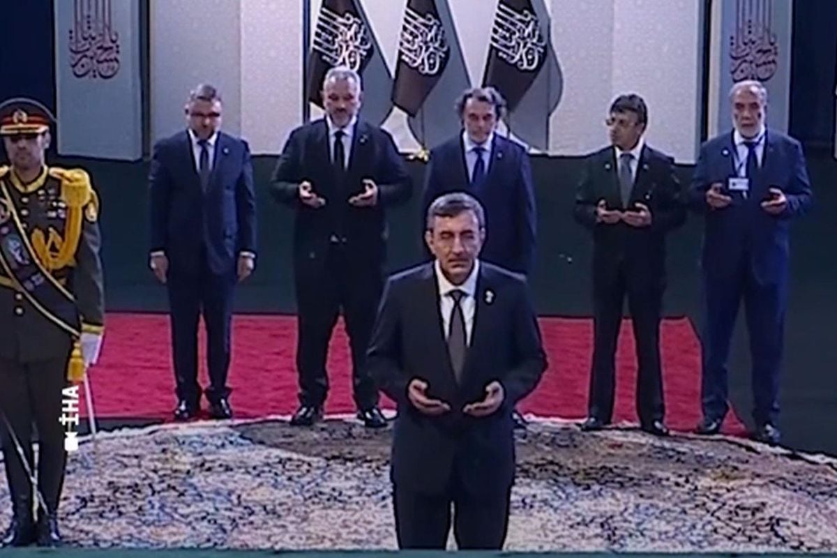 Cumhurbaşkanı Yardımcısı Yılmaz, Hamaney'in cenazesinin önünde dua okudu