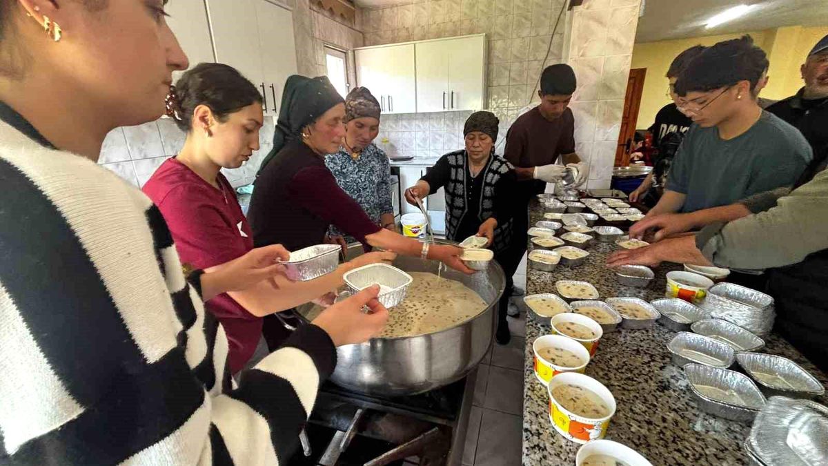 Ardahan'ın Damal ilçesine bağlı Seyitören Köyü'nde Muharrem ayı dolayısıyla aşure dağıtımı etkinliğinden bir görüntü.
