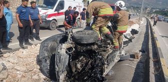 Defne ilçesinde refüje çarparak devrilen otomobildeki 3 kişi yaralandı