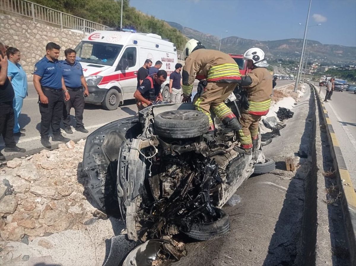 Defne ilçesinde refüje çarparak devrilen otomobildeki 3 kişi yaralandı