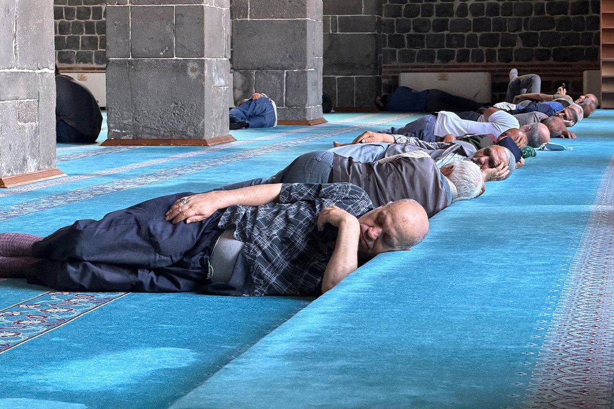 Diyarbakır'da 40 derece sıcaktan bunalanlar camilerde uyudu
