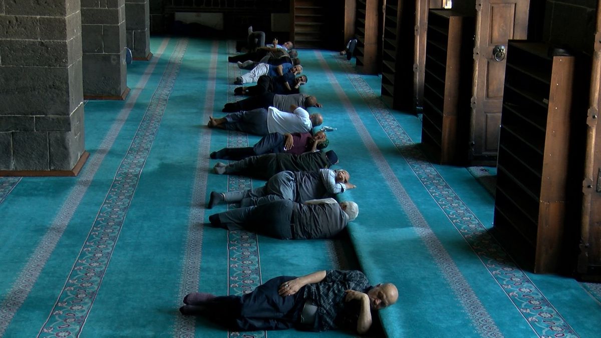 Diyarbakır'da sıcaktan bunalan vatandaşların serinlemek için girdiği cami