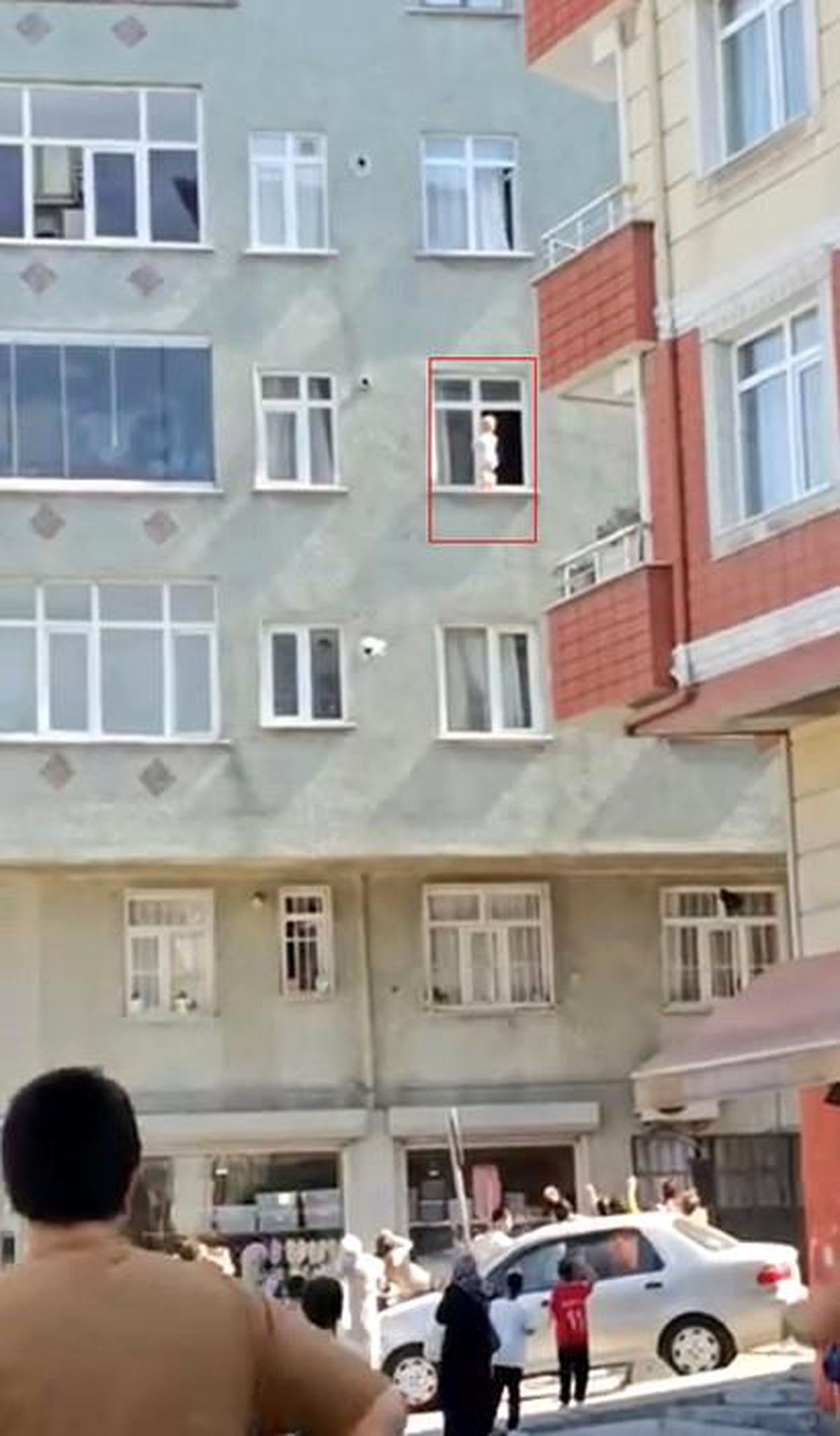Esenler'de bir binanın üçüncü katında pencere kenarında yürüyen bebek