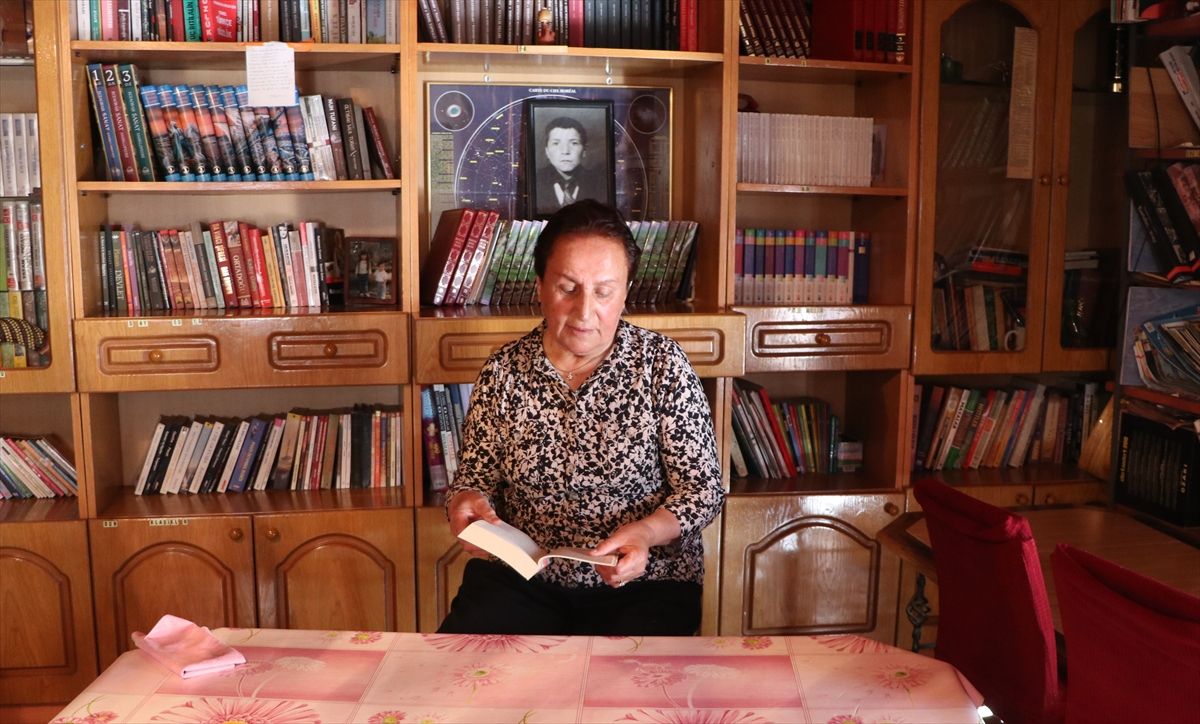 Eşinden kalan 3 bin kitaba gözü gibi bakıyor