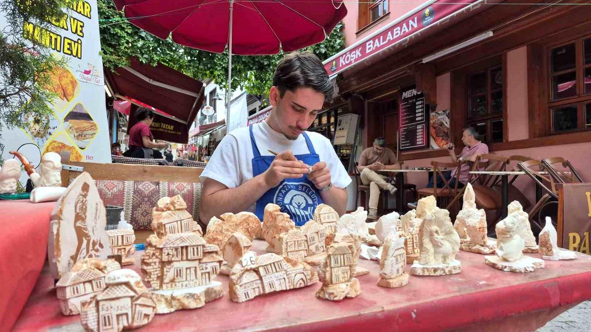 Eskişehir'de lületaşı işleyen bir zanaatkarın el emeği ürünleri