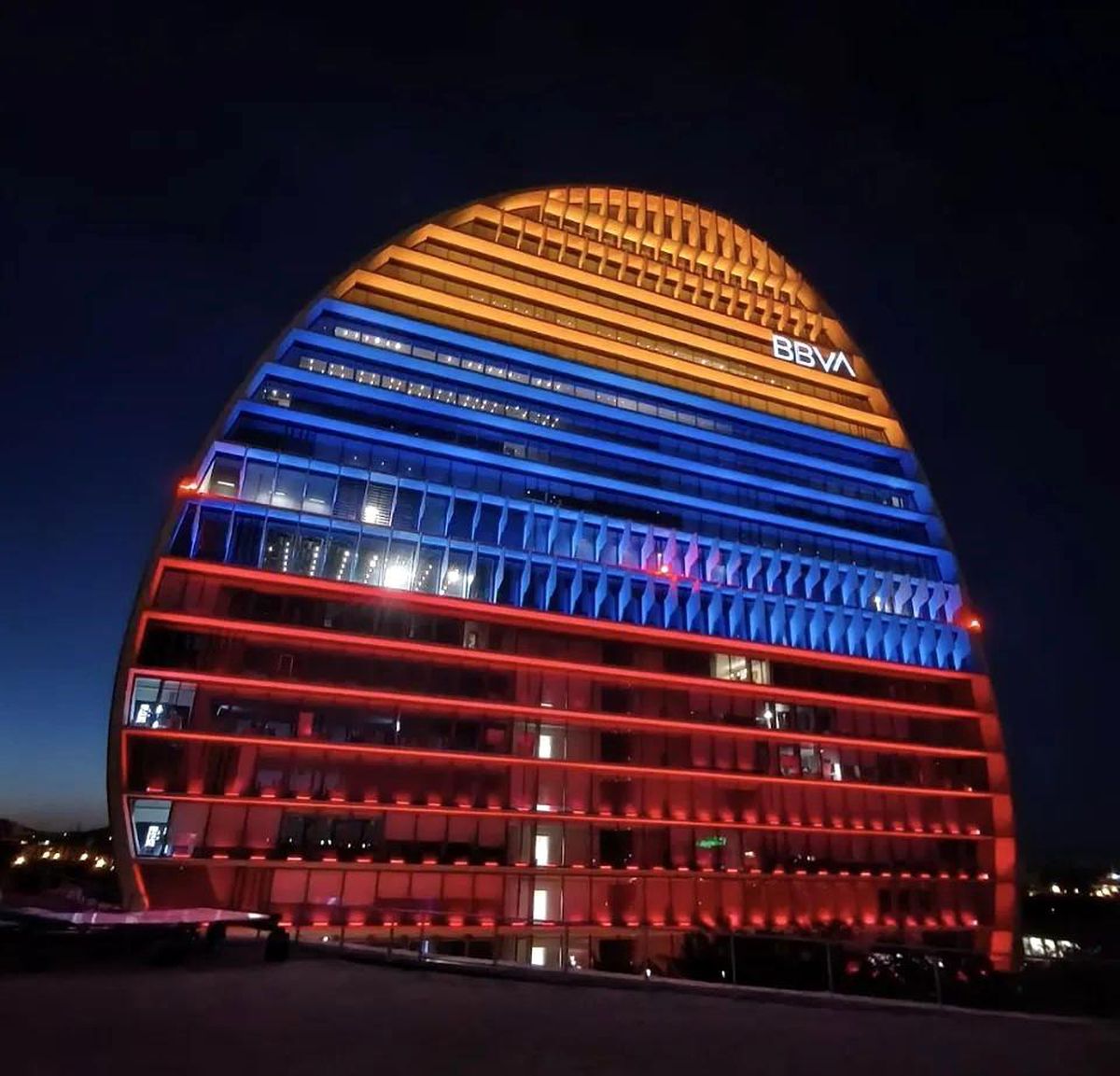 Garanti BBVA logosu ve Venezuela depreminden etkilenen insanlar için yardım eli uzatan sembolik bir görsel.