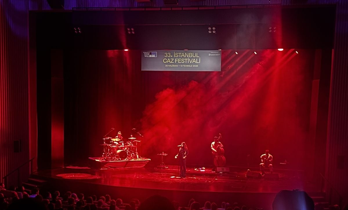 Grammy ödüllü sanatçı Arooj Aftab, İstanbul Caz Festivali kapsamında AKM Tiyatro Salonu'nda konser verirken