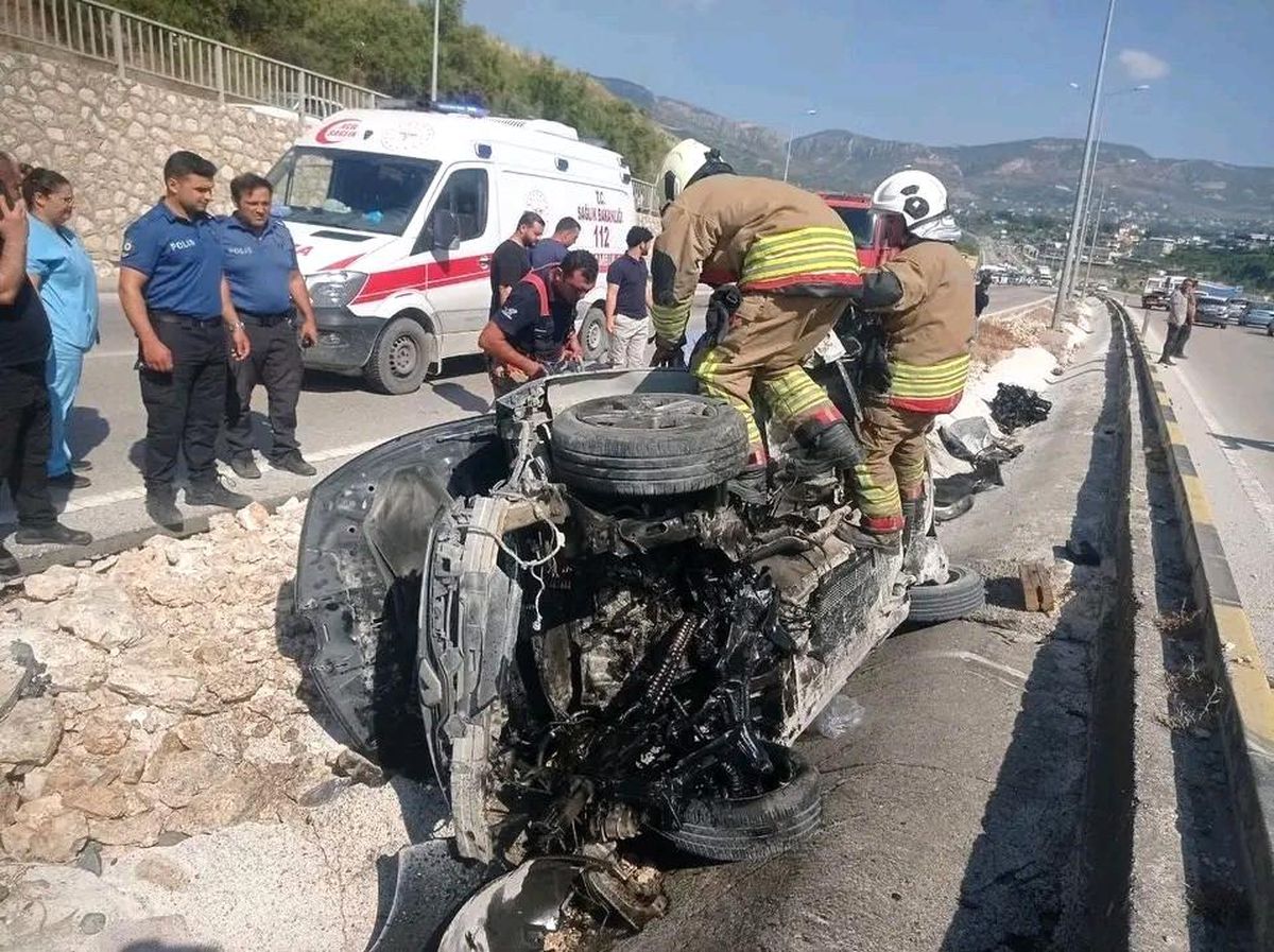 Hatay'da otomobil refüje çarptı: 1'i ağır 3 yaralı