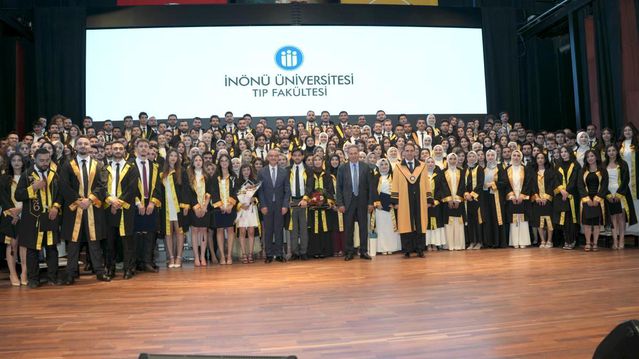 İnönü Üniversitesi Tıp Fakültesi’nde mezuniyet coşkusu