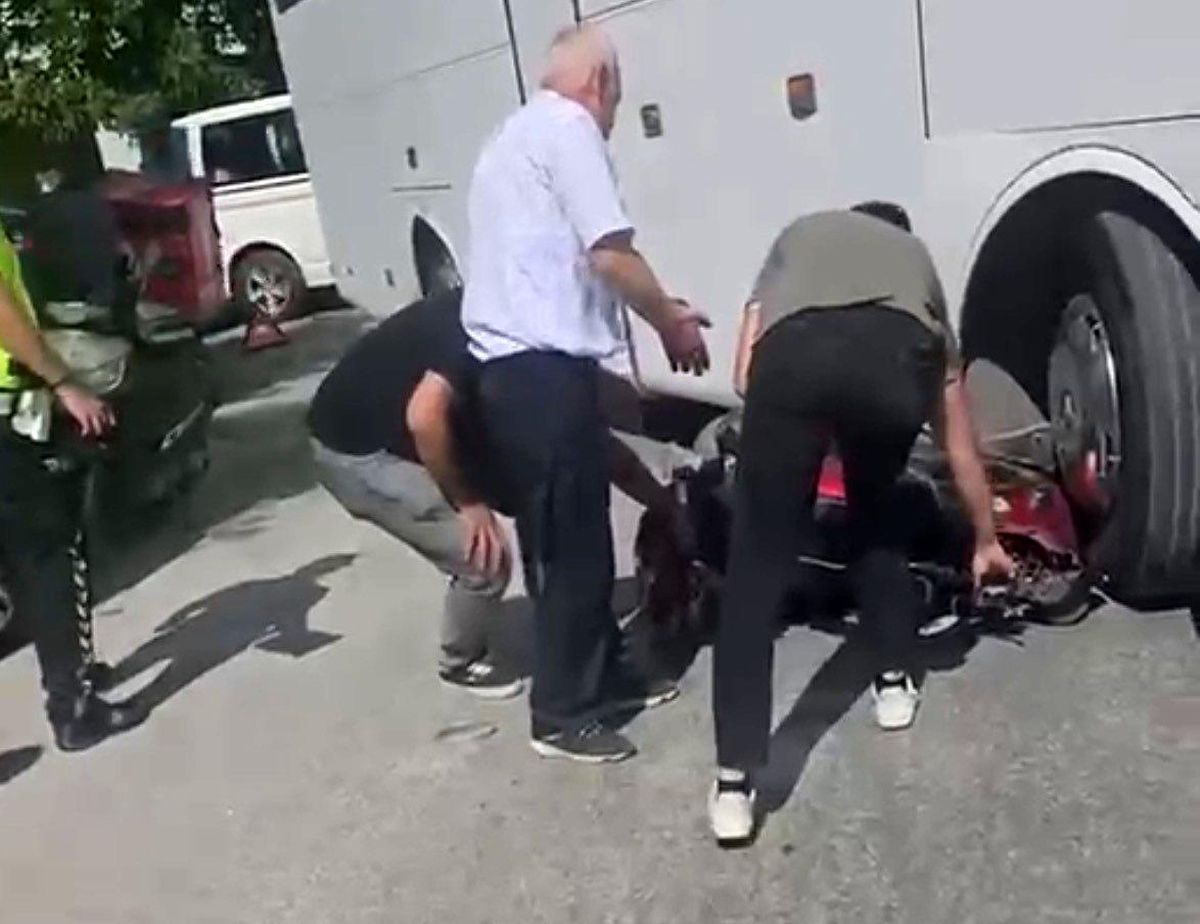 İşçi servisi ile çarpışan motosikletli yaralandı