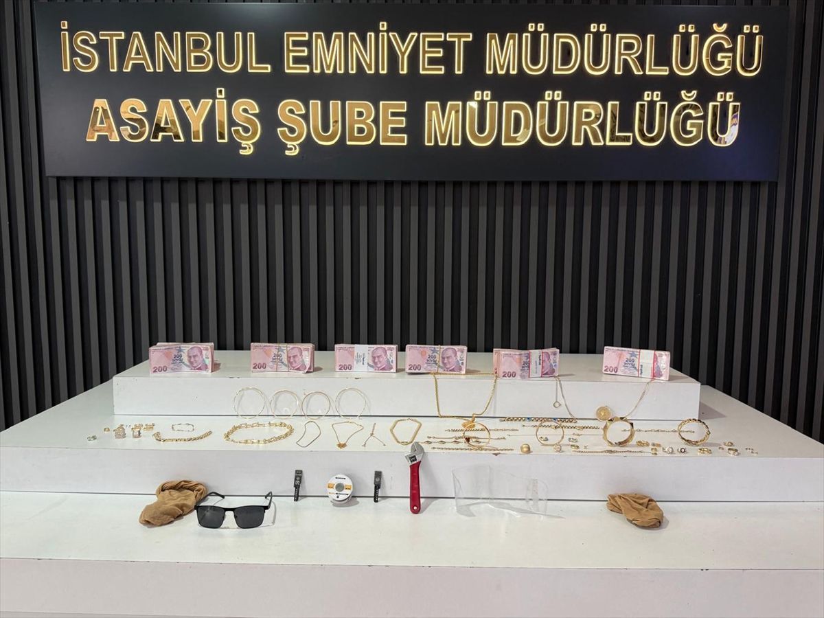 İstanbul'da evlerden hırsızlık yapan 3 kadın şüpheli polis tarafından gözaltına alındı.