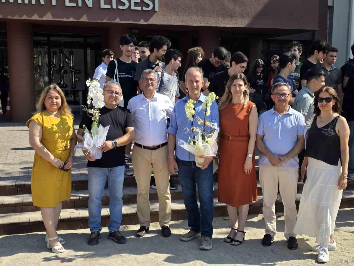 İzmir'de 34 yıllık öğretmene duygusal veda