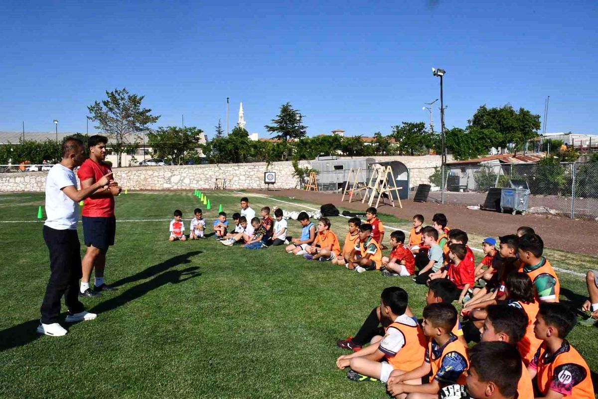 Karaman'da İl Özel İdaresi'nin ücretsiz yaz futbol kursu başladı