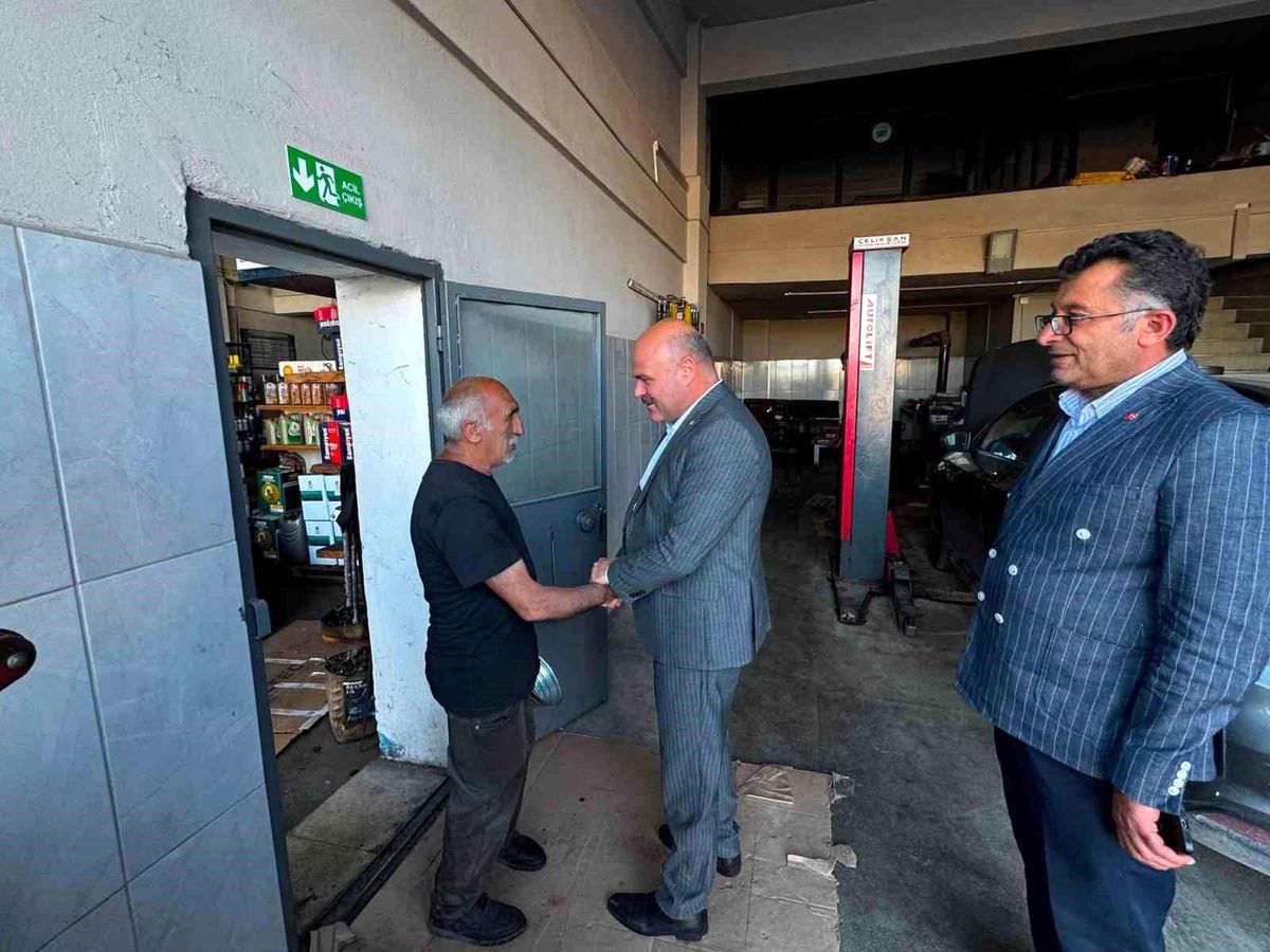 AK Parti Kars İl Başkanı Muammer Sancar ve beraberindeki heyet esnafla görüşüyor