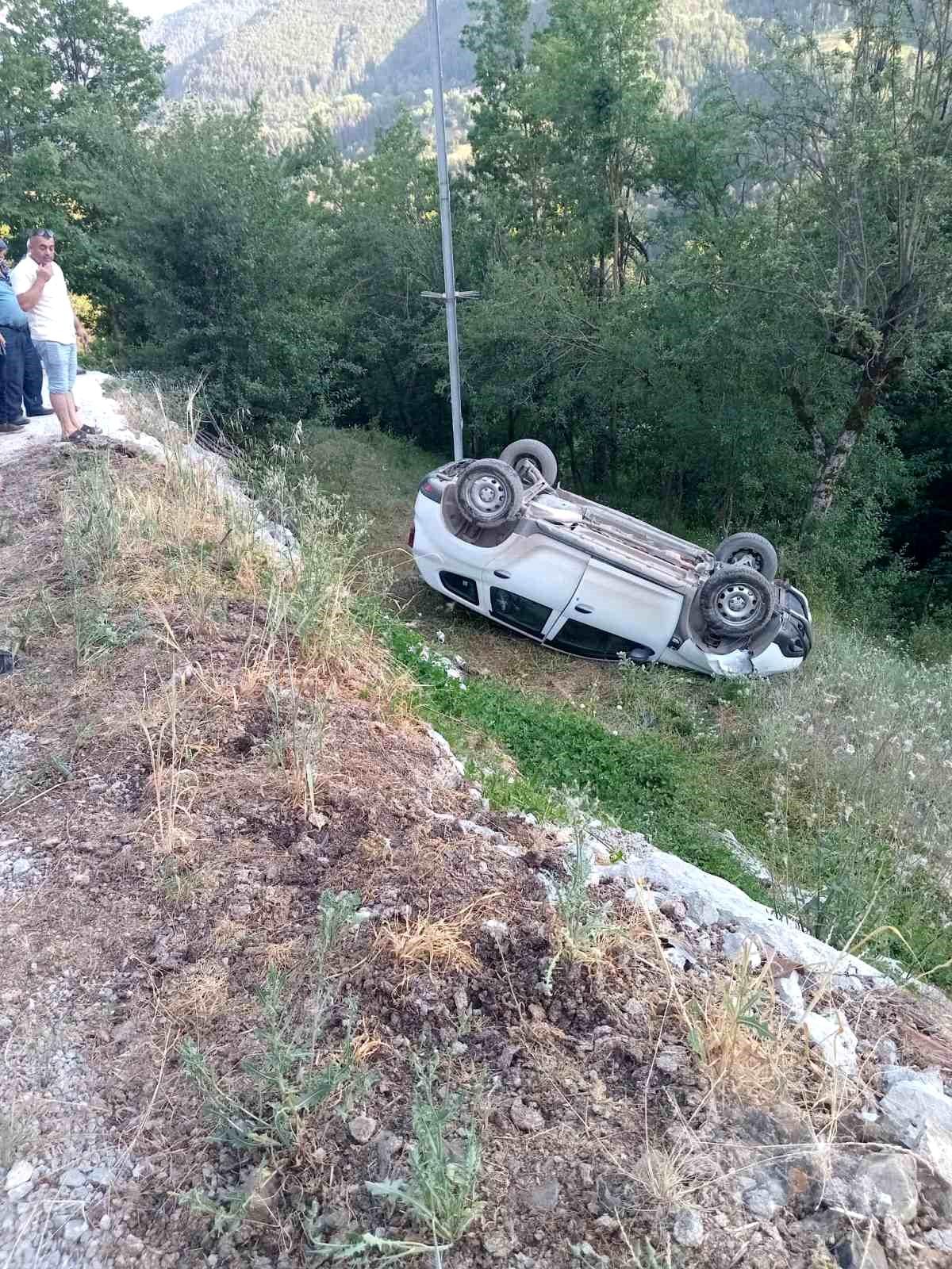 Kastamonu'da otomobil tarlaya yuvarlandı: 3 yaralı