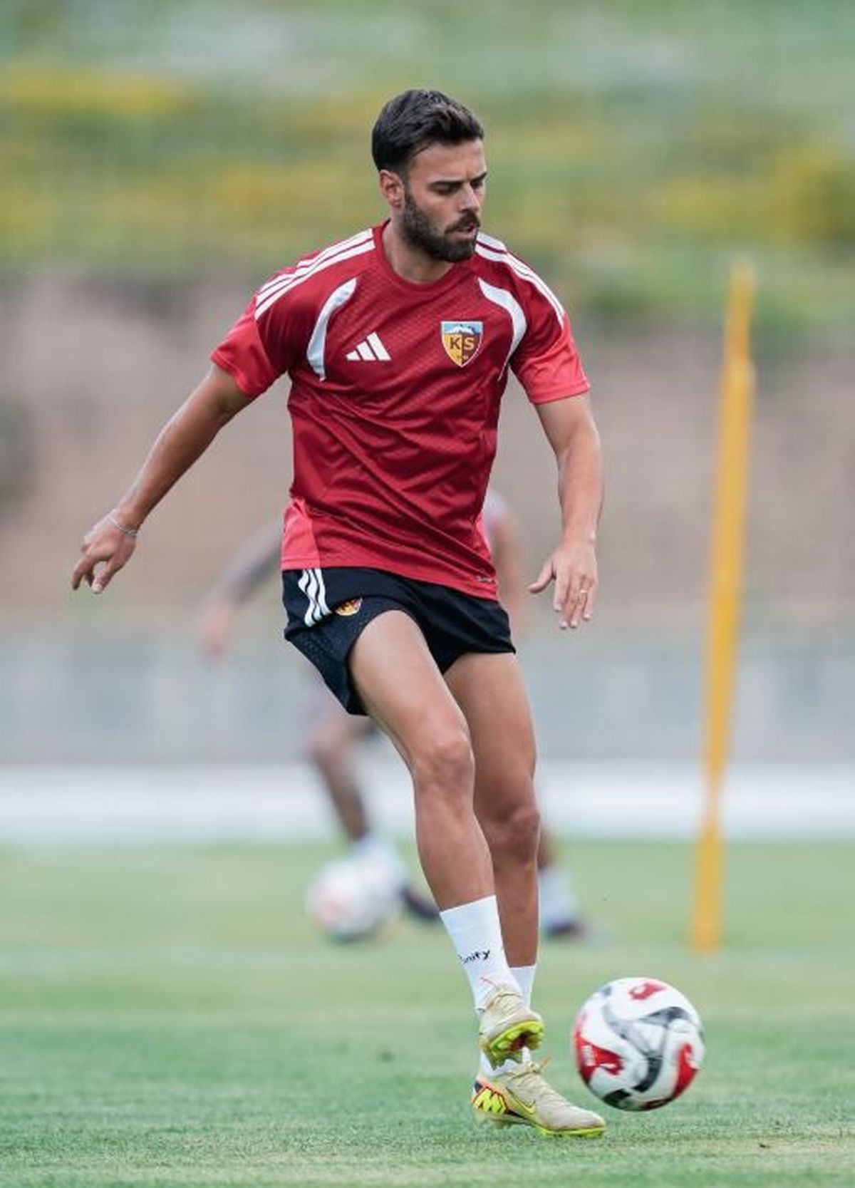 Kayserispor futbolcuları Erciyes'teki antrenman sahasında çalışırken