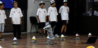 Bişkek'te öğrencilerden robotlu dans gösterisi