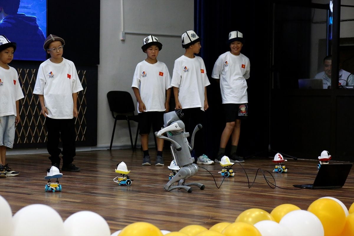 Bişkek'te öğrencilerden robotlu dans gösterisi