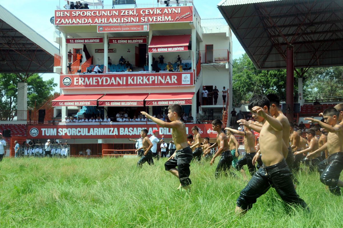 Kırkpınar güreşleri, minik boy pehlivanların müsabakaları ile başladı