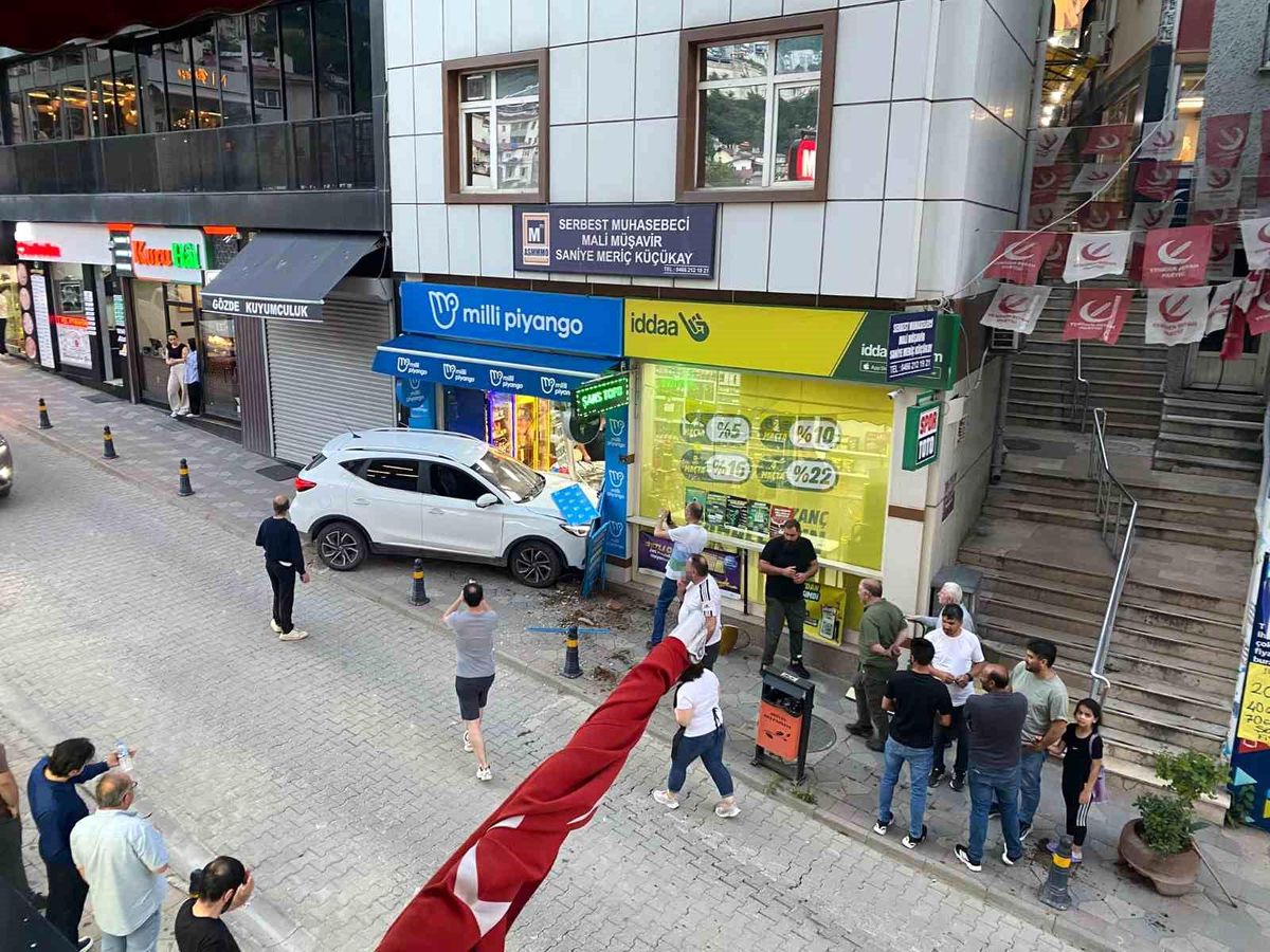 Kontrolden çıkan otomobil iş yerine daldı, facianın eşiğinden dönüldü