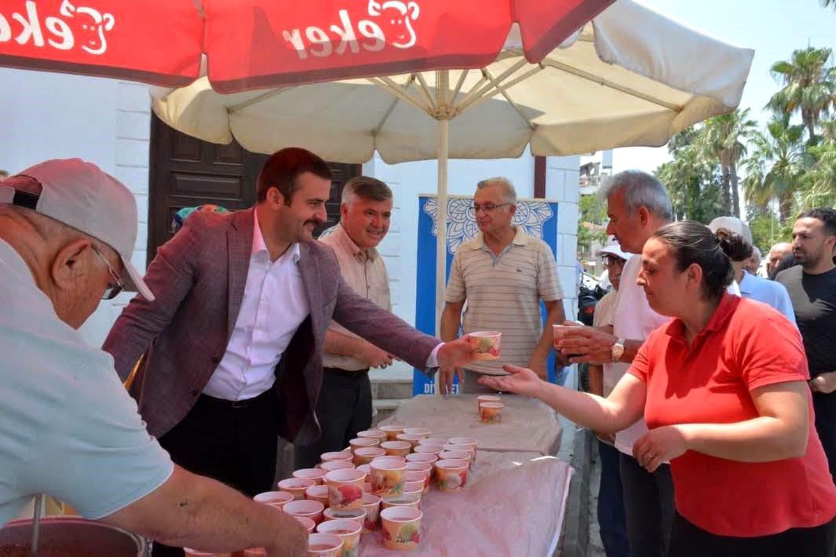 Köyceğiz'de vatandaşlara aşure dağıtımı