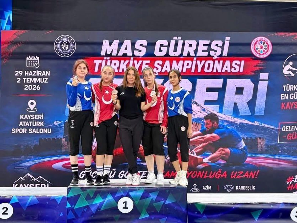 Kayseri'de düzenlenen Mas Güreşi Türkiye Şampiyonası'nda madalya kazanan sporcular