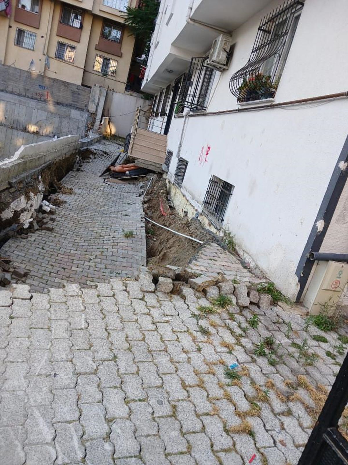 Küçükçekmece'de bina bahçesinde göçme meydana geldi; 29 kişiyi itfaiye çıkardı