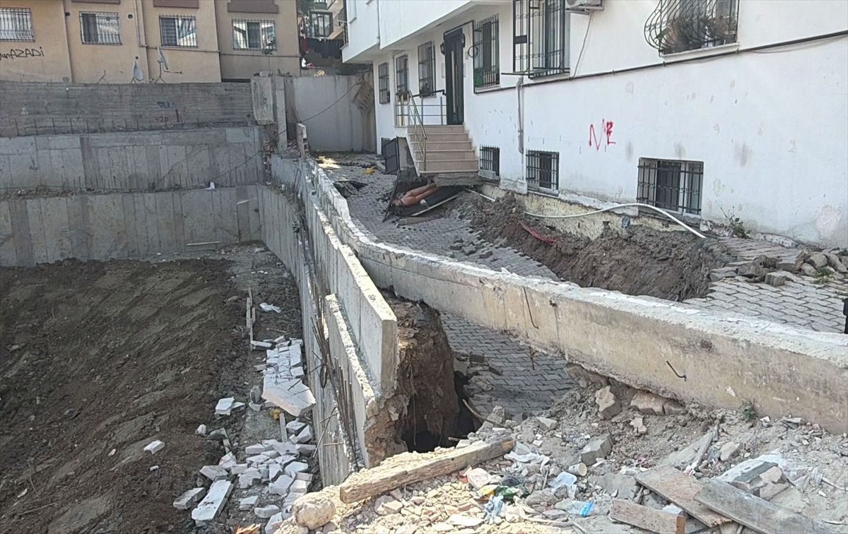 Küçükçekmece'de giriş katında çökme meydana gelen 5 katlı bina boşaltıldı
