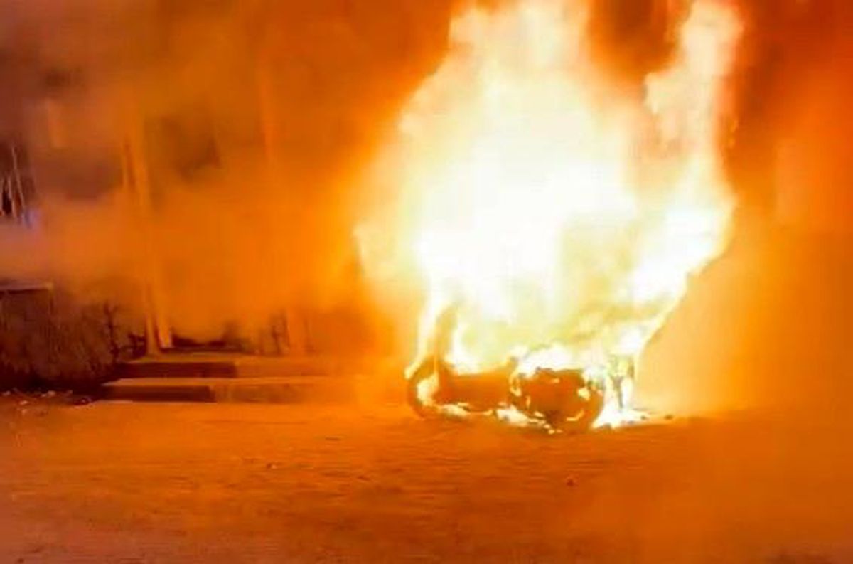 Konya'da park halindeki elektrikli motosikletin alev aldığı ve iş yeri çatısına sıçradığı yangından bir görüntü.
