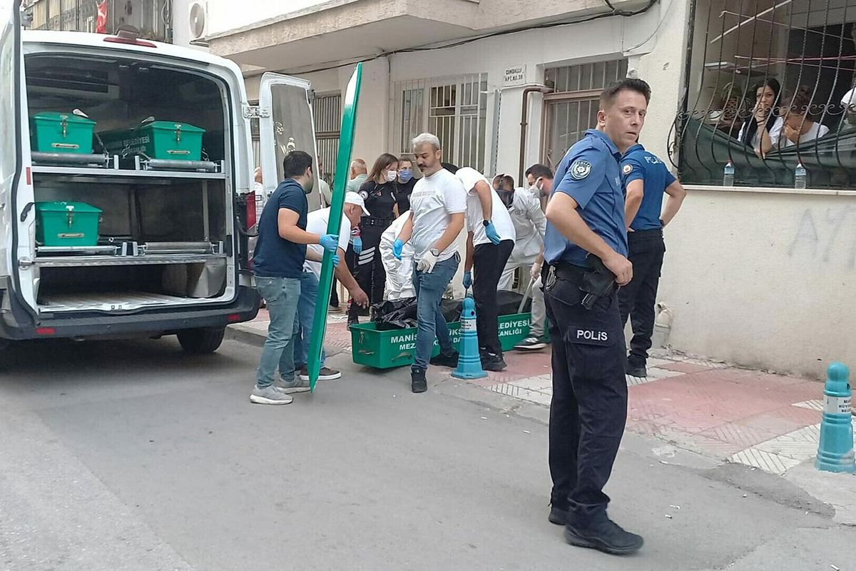 Manisa'da kötü koku gelen evde, kardeşinin cesediyle 2 gün yaşamış