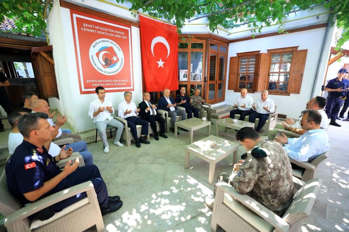 Muğla'da şehit yakınları ve gaziler için düzenlenen aşure etkinliğinden bir kare