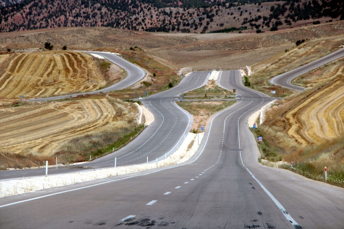 Nallıhan-Beypazarı kara yolunda devam eden yol çalışmaları