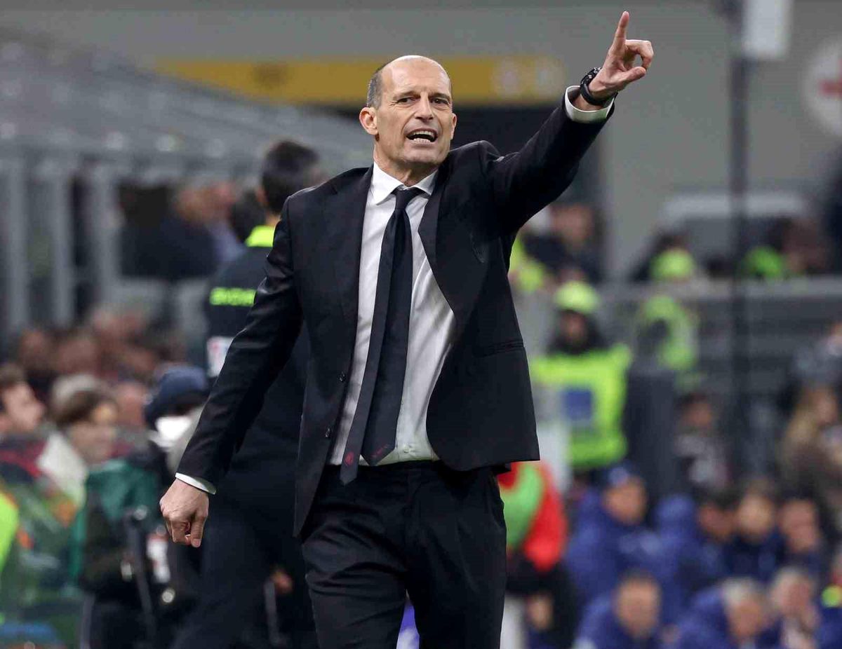 Massimiliano Allegri Napoli teknik direktörü olarak görünüyor.