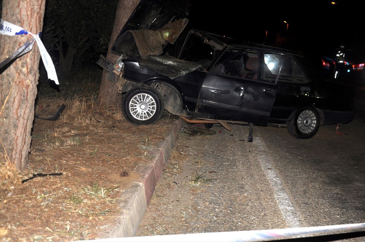 Ödemiş'te ağaca çarpan otomobildeki iki kişi yaralandı