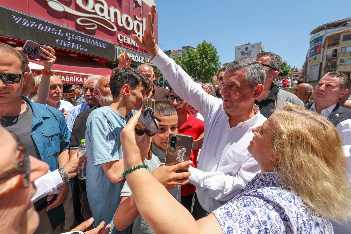 CHP Genel Başkanı Özgür Özel konuşma yaparken