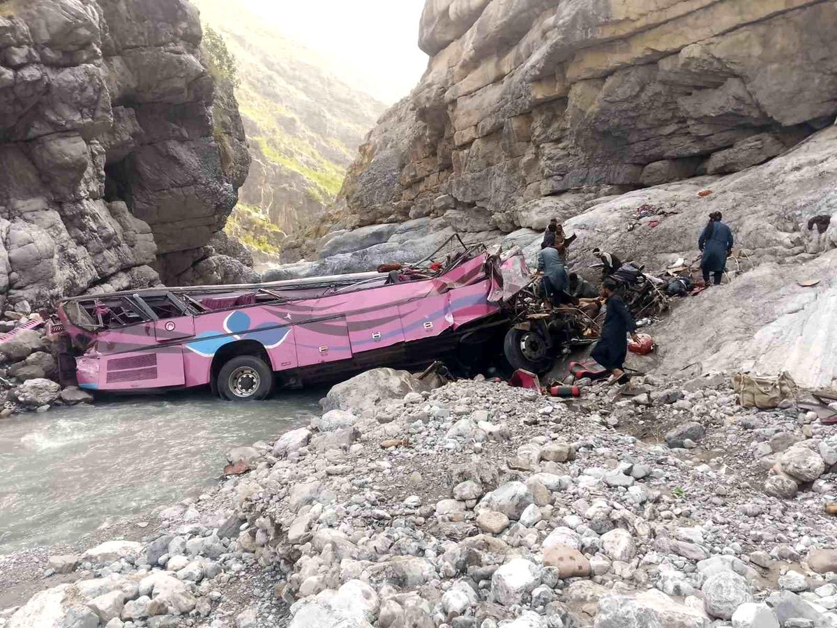 Pakistan'da yolcu otobüsünün dev bir çukura uçtuğu kaza sonrası enkaz görüntüleri.