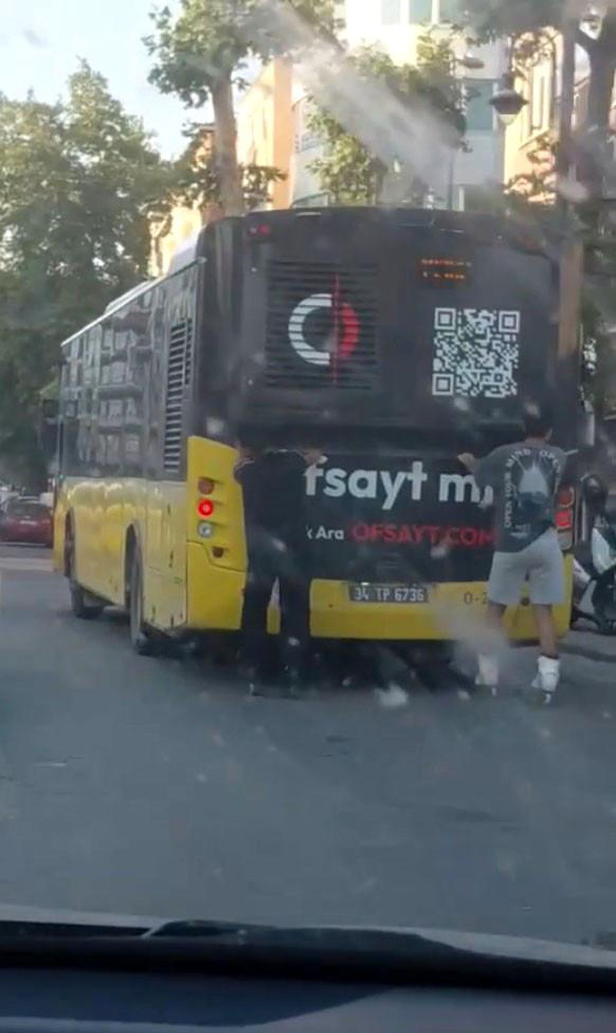 Pendik'te patenli iki gencin trafikteki ilginç yolculuğu kamerada