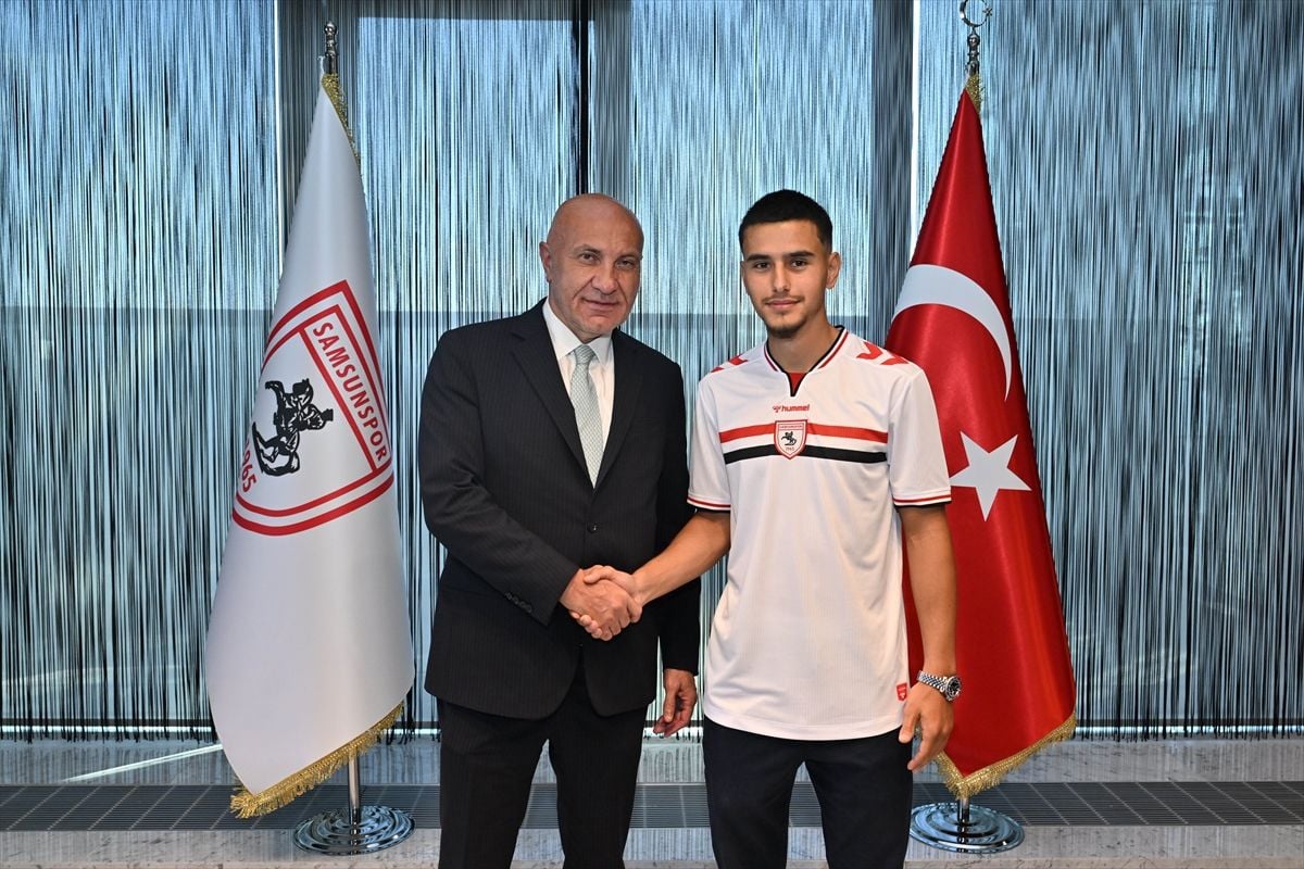 Samsunsporlu futbolcu Samed Onur imza atarken