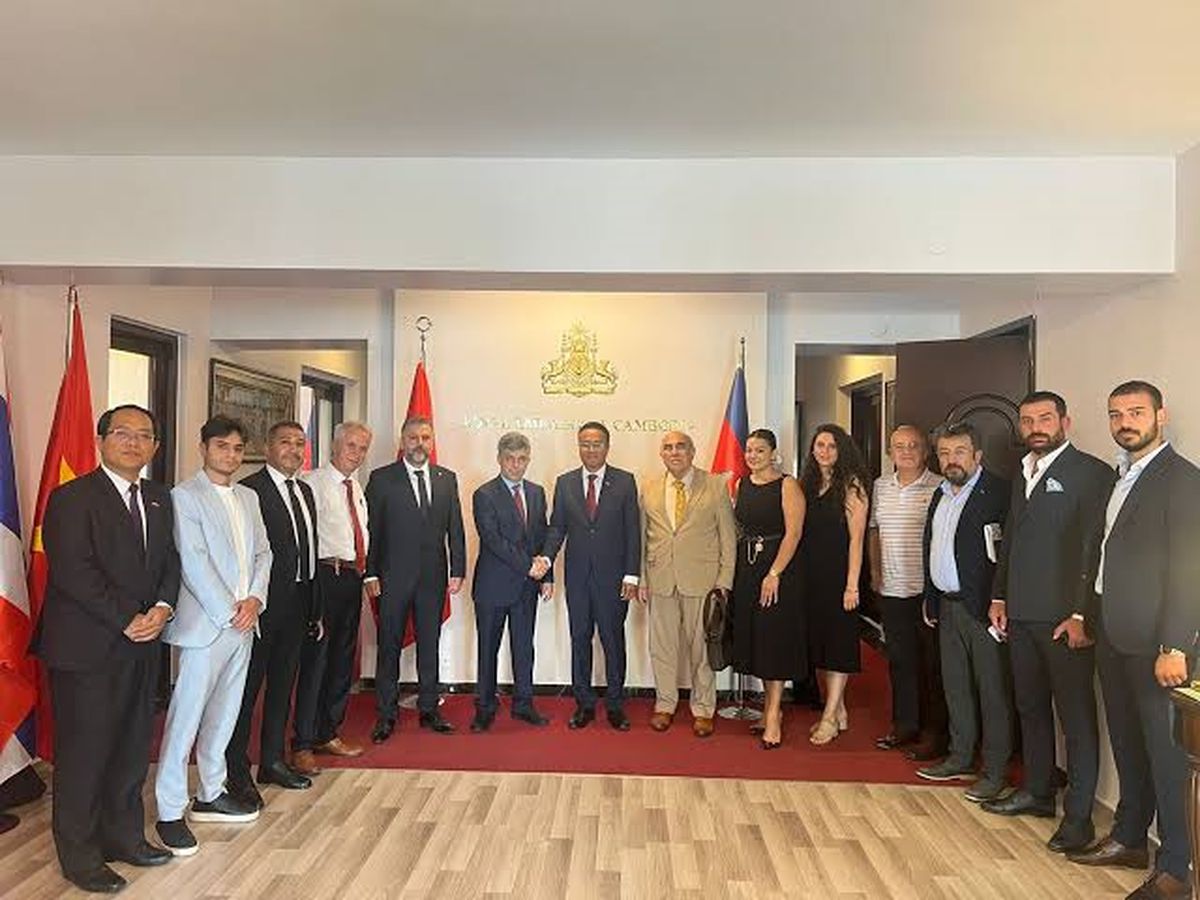 SANKON Genel Başkanı Ferudun Cevahiroğlu ve Kamboçya Ankara Büyükelçisi Sok Chea bir arada
