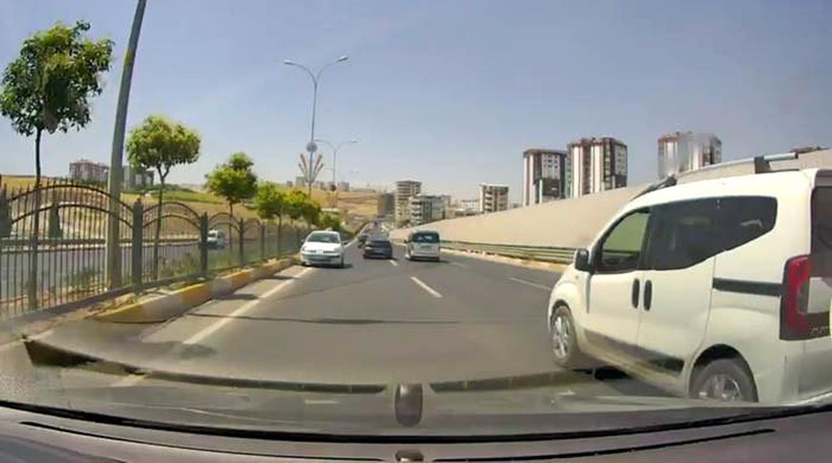 Şanlıurfa'da ters yönde ilerleyen sürücü kamerada