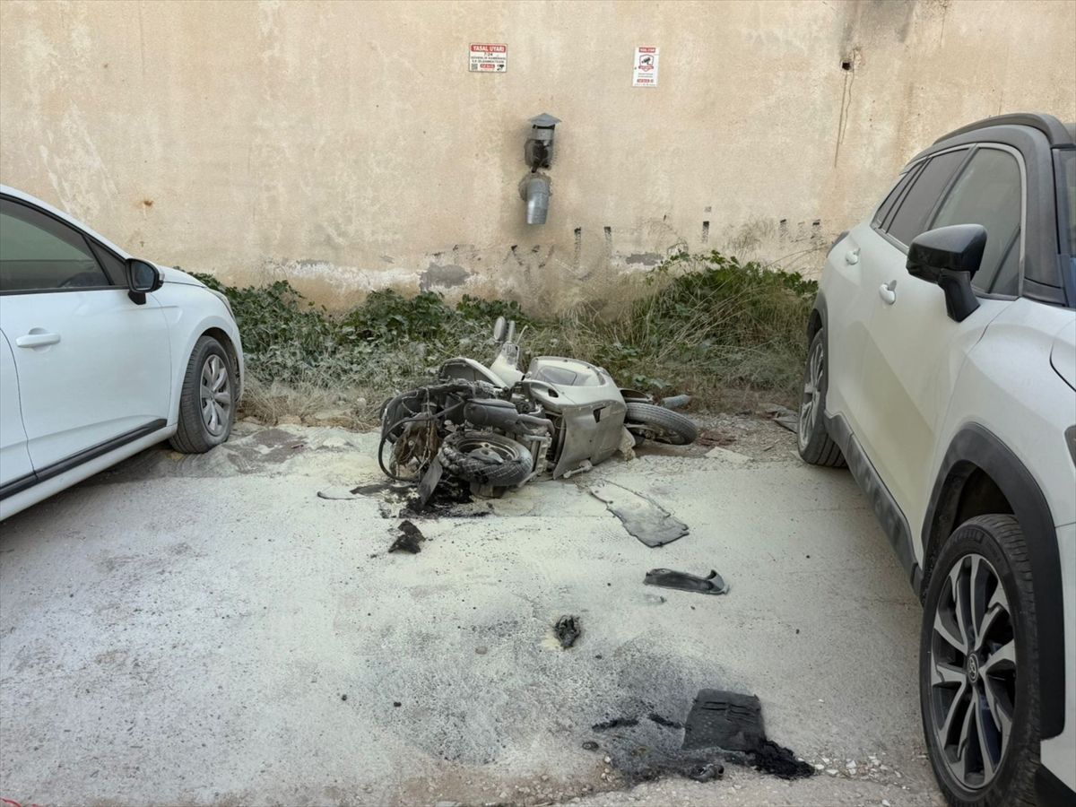 Serik'te yanan motosiklete müdahale anı