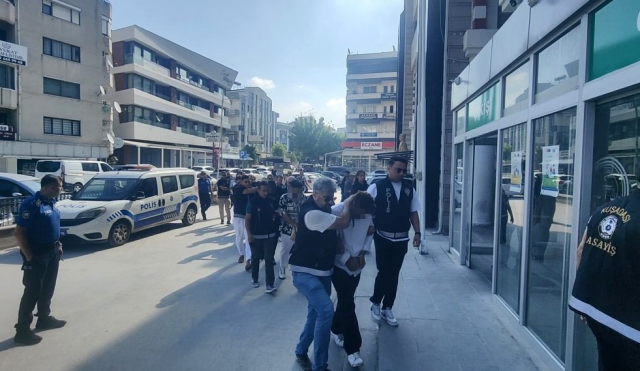 لقطة من كاميرا المراقبة تظهر شخصًا يجمع الطلقة الفارغة بعد الحادث في كوشاداسي