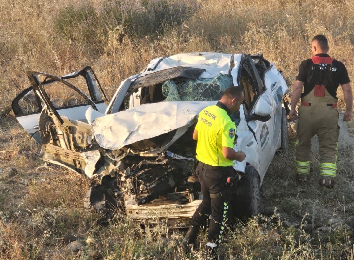 Şırnak'ta şarampole devrilen otomobildeki 1 kişi öldü, 2 kişi yaralandı