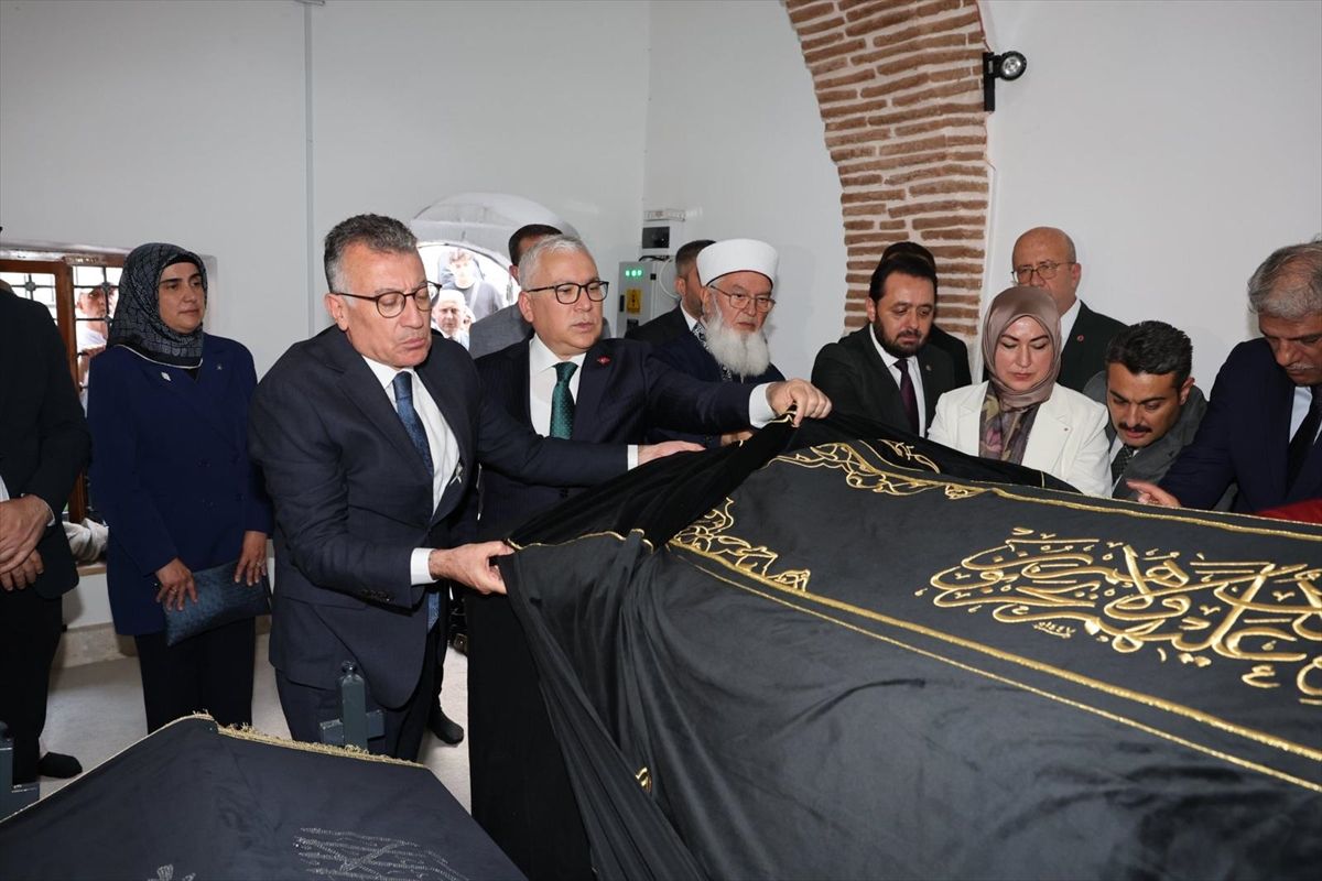 Sivas'ta Şems-i Sivasi'nin sanduka puşidesi değiştirildi