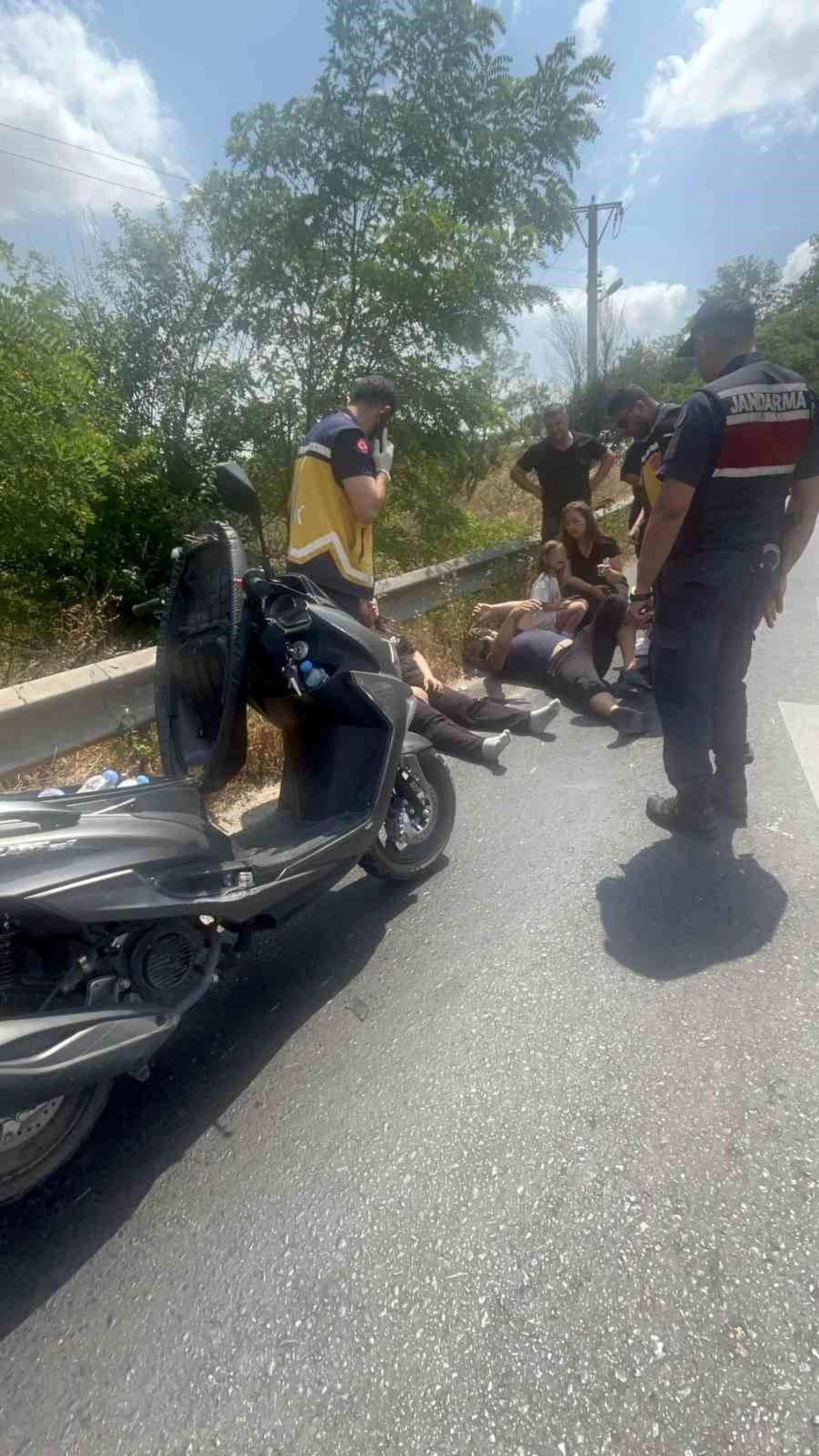 Tekirdağ'da devrilen motosikletteki 3 kişi yaralandı
