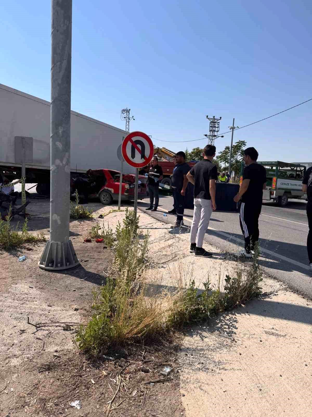 Tır ile otomobil çarpıştı: 2 ölü, 2 yaralı