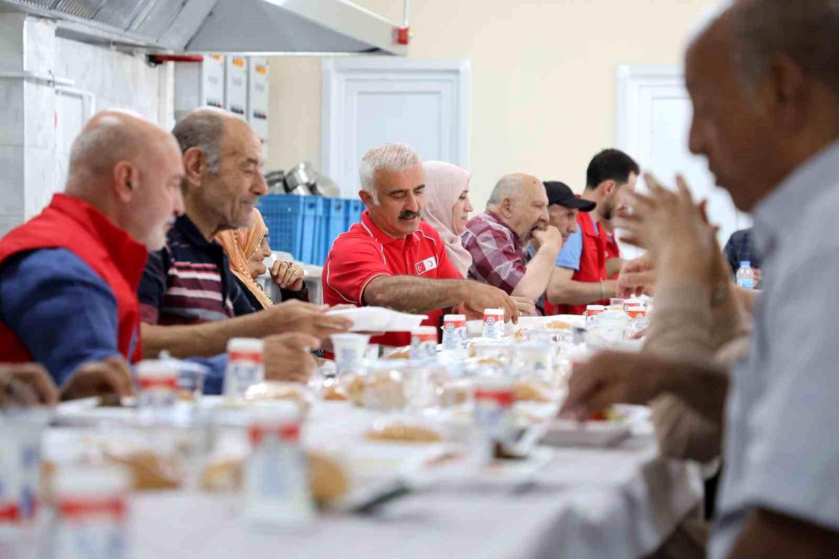 Türk Kızılay'dan huzurevi sakinlerine anlamlı ağırlama