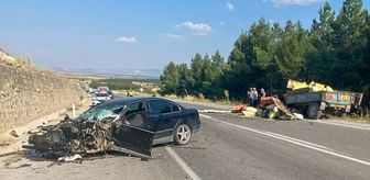 Uşak'ta traktörle otomobilin çarpışması sonucu 4 kişi yaralandı